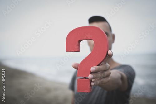 Fotografía question mark in front of the face of a person