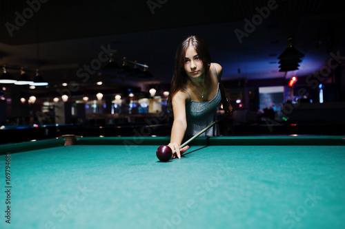 Zdjęcie XXL Portret atrakcyjna młoda kobieta w smokingowym bawić się basenie.