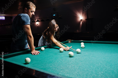 Plakat Kobieta w sukni gry basen z mężczyzną w pubie.