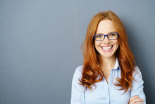 Lächelnde Geschäftsfrau Mit Blauer Brille