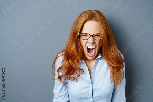 Fotografía frau schreit laut vor wut