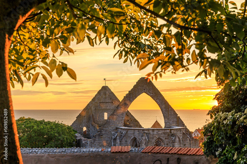 Fotografía Summer sunset over Visby Old Town, Gotland, Sweden