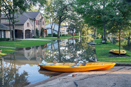 Plakat Zalane ulice Houston i łodzie na nich. Konsekwencje huraganu, Texas, USA