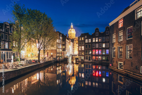 Plakat Kanały z Amsterdamu w nocy w Holandii. Amsterdam jest stolicą i najbardziej zaludnionym miastem w Holandii.