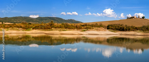 Cuadros en Lienzo Paesaggio toscano riflesso nel lago
