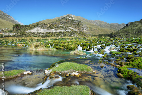 jasne-wody-rio-canete-rzeki-w-poblizu-miejscowosci-vilca-peru