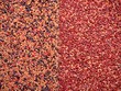 Czerwone tło z ziarenek piasku - pół na pół