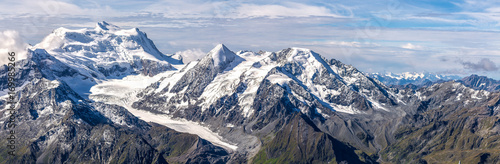 Plakat szeroki panoramiczny widok lodowca alpejskiego, który topi się