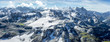 Panorama sur les montagnes vertes et enneigées des Alpes