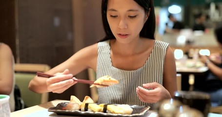 Canvas Print - Woman enjoy sushi in Japanese restaurant