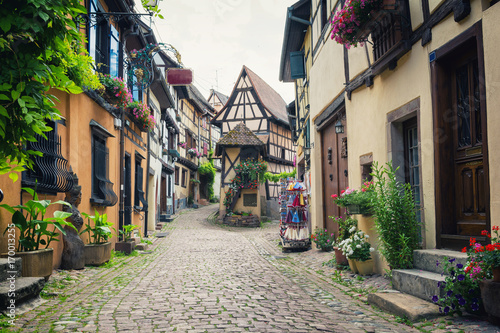 sredniowieczna-wioska-eguisheim-w-alzacji-we-wschodniej-francji