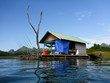 Hausboot mit Angelruten auf dem Khao laem Stausee in Thailand