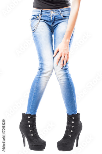 Plakat kobieca ręka i nogi w dżinsach i wysokich obcasach