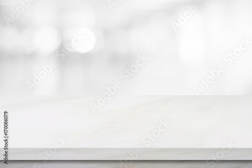 Fotomural Empty white marble over blur store background, product and food display montage