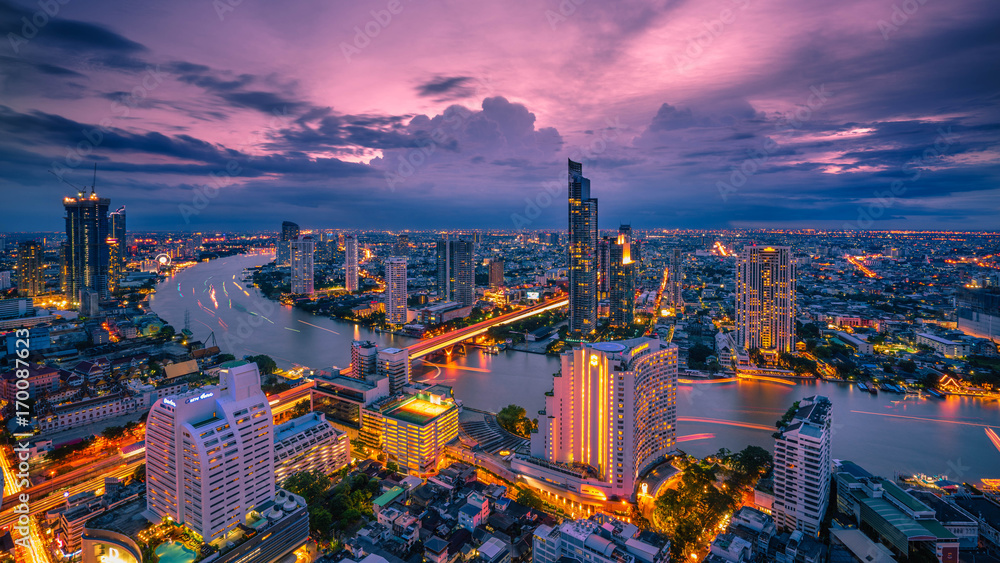 Bangkok - August 27 : view from the state tower 49 th floor in the twilight time on August 27, 2017. - obrazy, fototapety, plakaty 