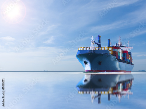 Plakat statek ze statkiem kontenerowym przejdź do międzynarodowego terminalu portowego z przepustowością Pojemność import eksport towarów Far Eastern Freight Conferenceto klient koncepcja zespół pracowników firmy.