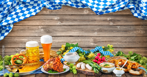 Zdjęcie XXL Piwo, golonka, kiszona kapusta, biała kiełbasa i inne bawarskie specjały. Oktoberfest