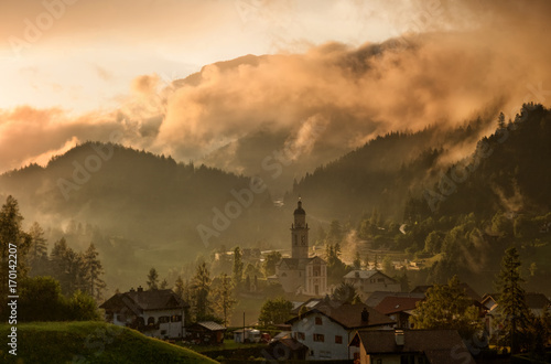 sonnenuntergang-bei-einem-dorf-in-der-schweiz-im-regen
