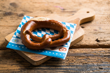 Wall Mural - Brezel auf Serviette mit bayerischem Rauten-Muster