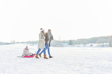 Wall Mural - Familie macht einen Spaziergang im Winter