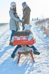 Wall Mural - Familie liefert Geschenke aus zu Weihnachten