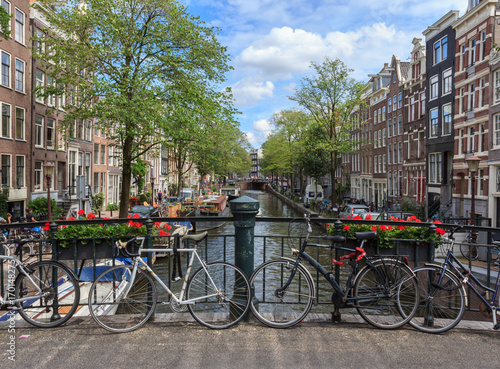 Fototapeta Amsterdam rowery-na-moscie-w-amsterdamie