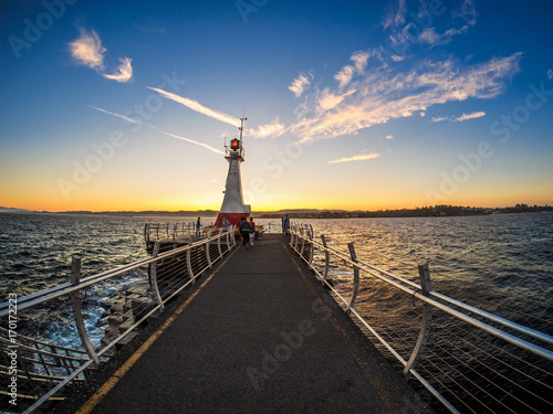 Plakat Falochron w Ogden Point w Victoria, BC, Kanada; czas zachodu słońca