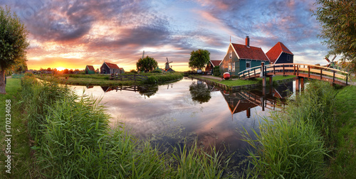 Fotografía Panorama landscape windmills on water canal in village