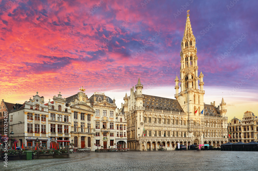 Obraz na płótnie Brussels, Grand Place in beautiful summer sunrise, Belgium w salonie