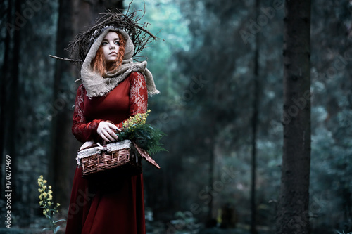 Fotomural Red-haired witch in a dense forest