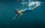 Fototapeta Łazienka - Man swimming underwater