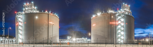 Fotomural LNG gas storage tanks at the gas terminal in Swinoujscie, Poland