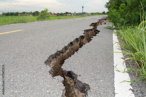 Zdjęcie XXL Powierzchnia asfaltu na ulicy została zburzona z powodu złej konstrukcji.