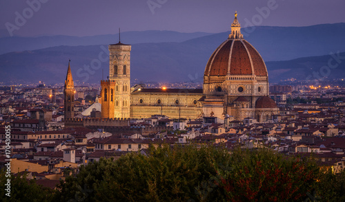 Plakat Katedralny Santa Maria kwiaty, piazza Del Duomo, Florencja, Tuscany, Włochy, Europa. Bazylika ma swoje ostatnie minuty sztucznego oświetlenia przed wschodem słońca.