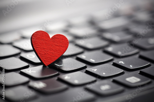 Zdjęcie XXL Małe czerwone serce na klawiaturze. Koncepcja randek internetowych.