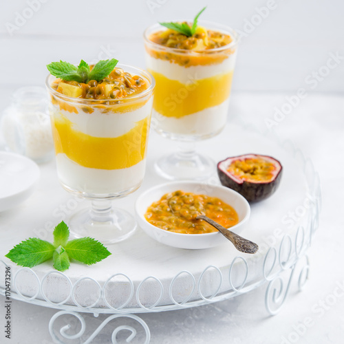 deser-warstwowy-z-mango-marakui-i-smietankowego-sera-na-bialej-tacy