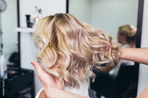 Cuadros en Lienzo Beautiful hairstyle of young woman after dying hair and making highlights in hair salon