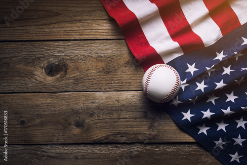 Plakat baseball z amerykańską flagą w tle