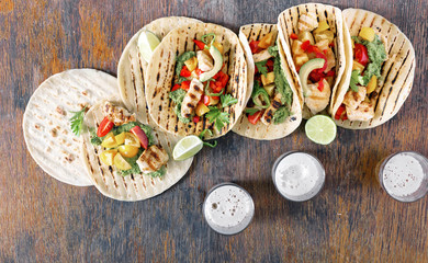Wall Mural - Corn tortillas with grilled chicken fillet, guacamole sauce with lager