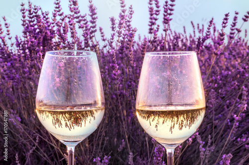 Dekoracja na wymiar  dwie-szklanki-bialego-wina-w-lawendowym-polu