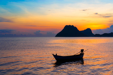 Wall Mural - Bright colors at dawn on the beach at sunrise in the Gulf of Thailand.