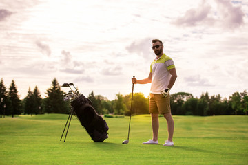 Wall Mural - Guy playing golf