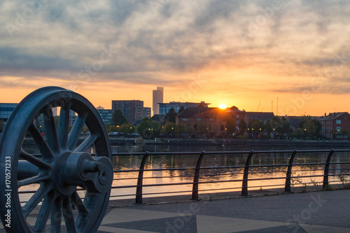 Fotografía Salford Quays, Manchester - 2nd September 2017, Sunrise over Beetham Tower from