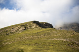 Fototapeta Do pokoju - Горный пейзаж. Красивый вид на живописное ущелье, панорама горной местности, белые облака на синем небе. Природа и горы Северного Кавказа