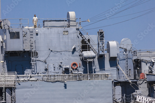 Zdjęcie XXL Mężczyzna na górze tureckiego starego okrętu wojennego