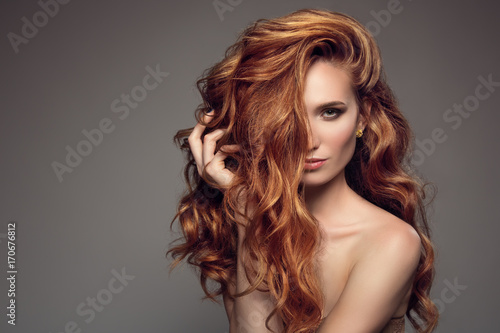 Cuadros en Lienzo Portrait of woman with long curly beautiful ginger hair.