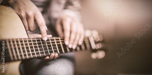 Cuadros en Lienzo Teacher giving guitar lessons to pupil