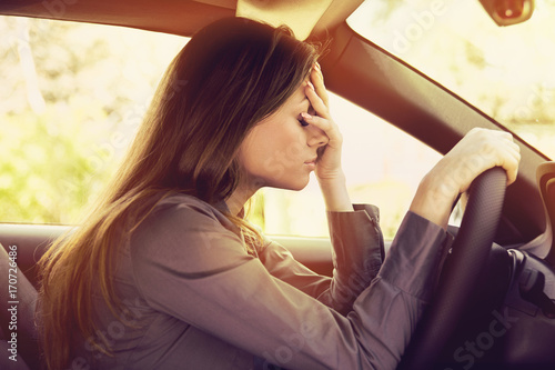 Fotografía Stressed woman driver sitting inside her car