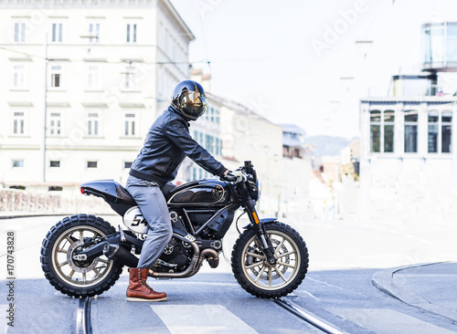 Fotografía Motorcycle rider on custom made scrambler style cafe racer in the city