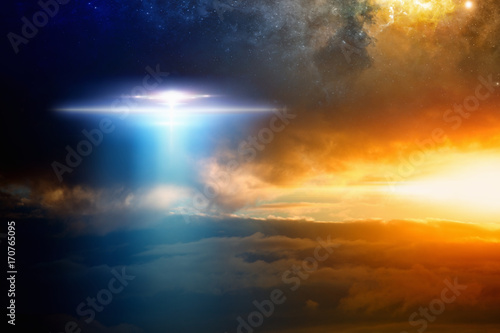 Plakat Pozaziemski kosmita statek kosmiczny w czerwonym rozjarzonym niebie